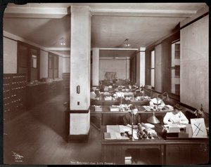 Kvinder, der arbejder på et kontor hos Metropolitan Life Insurance Co. på 23rd Street og Madison Avenue, New York, 1907 (sølv gelatinetryk)